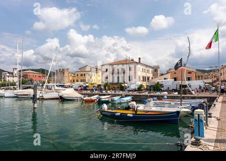 Kleine Boote und Yachten, die im Hafen von Bardolino, Gardasee, Italien, Europa vor Anker liegen Stockfoto