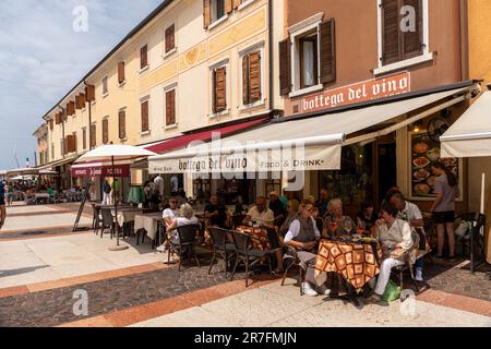 Weinbar und Restaurant Bottega Del Vino auf Piazza Giacomo Matteott, Bardolino, Gardasee, Italien, Europa Stockfoto