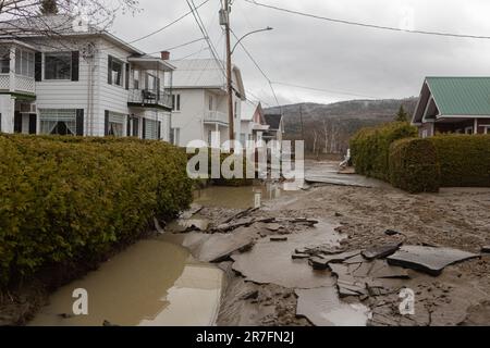 Schlamm, der sich nach dem Überlauf des Gouffre auf der Menard Street ablagerte, wird am 2. Mai 2023 in Baie St-Paul abgebildet. Starke Regenfälle in der Region Charlevoix führten zu Überflüssen in Baie St-Paul und den umliegenden Gebieten, was zu einer Überschwemmung und erheblichen Schäden an Wohnhäusern, Unternehmen und Infrastruktur führte. Stockfoto