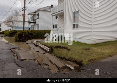 Schlamm, der sich nach dem Überlauf des Gouffre auf der Menard Street ablagerte, wird am 2. Mai 2023 in Baie St-Paul abgebildet. Starke Regenfälle in der Region Charlevoix führten zu Überflüssen in Baie St-Paul und den umliegenden Gebieten, was zu einer Überschwemmung und erheblichen Schäden an Wohnhäusern, Unternehmen und Infrastruktur führte. Stockfoto