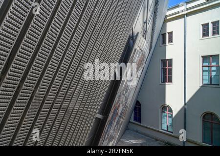 Militärhistorisches Museum der Bundeswehr - Dresdner Militärmuseum der Streitkräfte. Architekt Daniel Libeskind fügte einen dramatischen Keil hinzu. Stockfoto