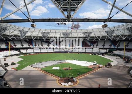 Ein allgemeiner Blick auf das London Stadium, Heimat von West Ham United, während das Spielfeld in ein Baseballfeld umgewandelt wird. Major League Baseball kehrt am Samstag, den 24. Juni, als St. ins London Stadium zurück Louis Cardinals und Chicago Cubs treten in einer Zweispiel-Serie gegeneinander an. Foto: Donnerstag, 15. Juni 2023. Stockfoto
