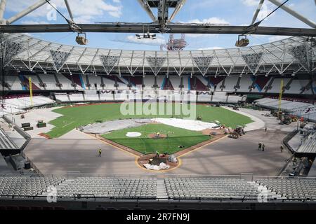 Ein allgemeiner Blick auf das London Stadium, Heimat von West Ham United, während das Spielfeld in ein Baseballfeld umgewandelt wird. Major League Baseball kehrt am Samstag, den 24. Juni, als St. ins London Stadium zurück Louis Cardinals und Chicago Cubs treten in einer Zweispiel-Serie gegeneinander an. Foto: Donnerstag, 15. Juni 2023. Stockfoto