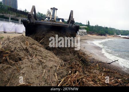 Nicht exklusiv: ODESA, UKRAINE - 14. JUNI 2023 - Trümmer, die von der Strömung nach der Explosion der HPP Kakhovka durch russische Truppen stammen Stockfoto