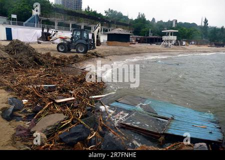 Nicht exklusiv: ODESA, UKRAINE - 14. JUNI 2023 - Trümmer, die von der Strömung nach der Explosion der HPP Kakhovka durch russische Truppen stammen Stockfoto