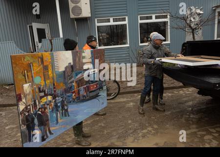 Verwandte von Humberto Pinochet, einem multidisziplinären Künstler, entfernen am 2. Mai 2023 in Baie St-Paul die wiederverwertbaren Kunstwerke aus seinem Studio. Pinochets Haus und Atelier wurden stark von der Überschwemmung des Flusses Gouffre betroffen. Stockfoto