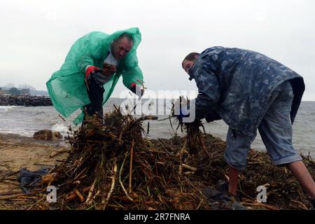 Nicht exklusiv: ODESA, UKRAINE - 14. JUNI 2023 - Trümmer, die von der Strömung nach der Explosion der HPP Kakhovka durch russische Truppen stammen Stockfoto