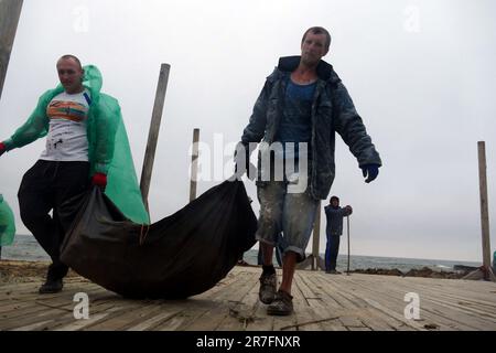 Nicht exklusiv: ODESA, UKRAINE - 14. JUNI 2023 - Trümmer, die von der Strömung nach der Explosion der HPP Kakhovka durch russische Truppen stammen Stockfoto