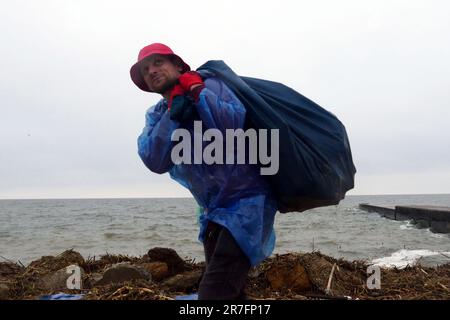 Nicht exklusiv: ODESA, UKRAINE - 14. JUNI 2023 - Trümmer, die von der Strömung nach der Explosion der HPP Kakhovka durch russische Truppen stammen Stockfoto