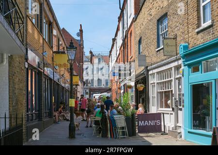 Perrins Court, Hampstead Village, London UK, mit Geschäften und Cafés Stockfoto