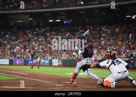 Luis Garcia (2), der zweite Baseman der Washington Nationals, ist im MLB-Spiel zwischen den Washington Nat an der Spitze des dritten Inning Stockfoto