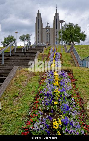 Akureyrarkirkja oder die Akureyri-Kirche ist eine prominente lutherische Kirche in Akureyri im Norden Islands. Abgeschlossen 1940. Akureyri, Island. 20. o Stockfoto