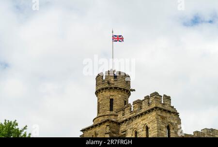 Zwei Damen auf dem Lincoln Castle Observatoriumsturm, Castle Hill, Lincoln City, Lincolnshire, England, UK Stockfoto