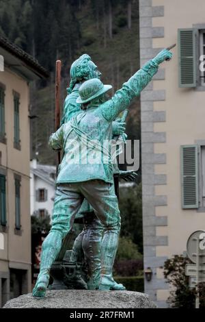 Chamonix Mont-Blanc, Frankreich, Statue von Balmat und Saussure, Straße im Zentrum des berühmten Skigebiets in den französischen Alpen Stockfoto