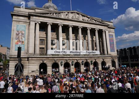 Mitglieder der Öffentlichkeit nehmen an einer Nachtwache am Old Market Square in Nottingham Teil, nachdem die 19-jährigen Schüler Barnaby Webber und Grace O'Malley-Kumar und Schulpfleger Ian Coates, 65, am Dienstagmorgen erstochen wurden, bevor der Angreifer versuchte, drei Menschen in Nottingham zu überfahren. Foto: Donnerstag, 15. Juni 2023. Stockfoto