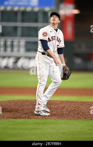 Der Houston Astros Relief Pitcher Phil Maton (88) sieht sich einen Fliegenball an, der im Finale den Sieg für die Astros in der Spitze der besiegelt Stockfoto