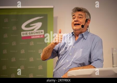 Wien, Österreich. 15. Juni 2023 Österreichischer Vizekanzler Werner Kogler von der Grünen-Partei „die Grünen“ spricht auf seiner „Dialog-Tour“ im Volkskundemuseum Wien @Andreas Stroh Stockfoto