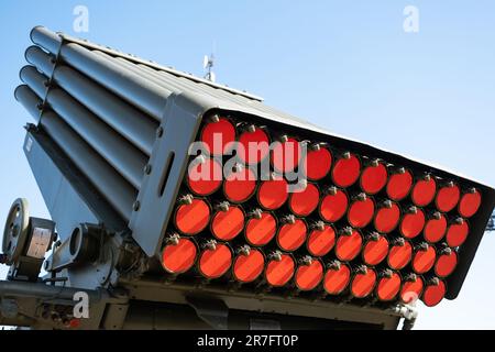 Russische Raketenartillerie mit mehreren Fässern auf einem Fahrzeug Stockfoto