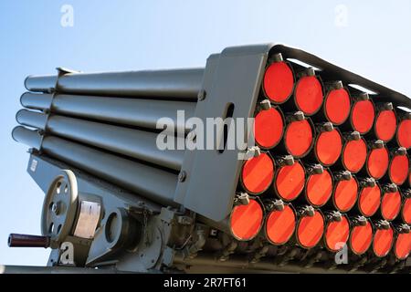 Russische Raketenartillerie mit mehreren Fässern auf einem Fahrzeug Stockfoto