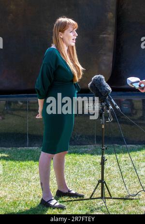 London, England, Großbritannien. 15. Juni 2023. ANGELA RAYNER, stellvertretende Vorsitzende der Labour Party, spricht in Westminster mit der Presse, während sie auf den Bericht des Privilegien-Komitees über den ehemaligen Premierminister Boris Johnson reagiert. (Kreditbild: © Tayfun Salci/ZUMA Press Wire) NUR REDAKTIONELLE VERWENDUNG! Nicht für den kommerziellen GEBRAUCH! Stockfoto