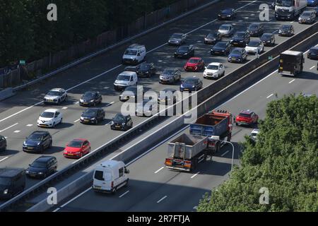 Amsterdam, Niederlande. 15. Juni 2023. Eine allgemeine Ansicht zeigt die Autobahn A10, eine der wichtigsten Zufahrtsstraßen mit hohem Verkehrsaufkommen am 15. Juni 2023 in Amsterdam, Niederlande. Die Vorschriften für die Kraftfahrzeugsteuer sollten umweltfreundlichere, umweltfreundlichere, umweltfreundlichere und weniger umweltbelastende Verkehrsmittel fördern. In einem von der niederländischen Regierung in Auftrag gegebenen Sachverständigenbericht wird empfohlen, die Regeln festzulegen, und die Mitglieder des niederländischen Parlaments werden Gelegenheit haben, diesen im Juni 28. in Den Haag zu erörtern. (Foto: Paulo Amorim/Sipa USA) Guthaben: SIPA USA/Alamy Live News Stockfoto