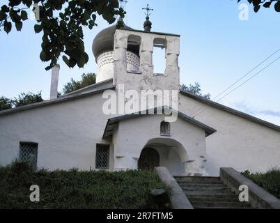 Die Joachim und Anna Kirche ist eine orthodoxe Kirche in der Stadt Pskov, Russland. Die Kirche wurde im 16. Jahrhundert im Pskov-Stil erbaut Stockfoto