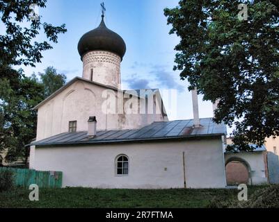 Die Joachim und Anna Kirche ist eine orthodoxe Kirche in der Stadt Pskov, Russland. Die Kirche wurde im 16. Jahrhundert im Pskov-Stil erbaut Stockfoto