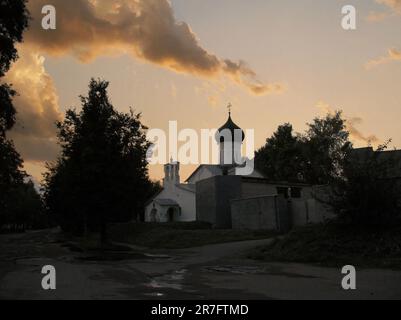 Die Joachim und Anna Kirche ist eine orthodoxe Kirche in der Stadt Pskov, Russland. Die Kirche wurde im 16. Jahrhundert im Pskov-Stil erbaut Stockfoto