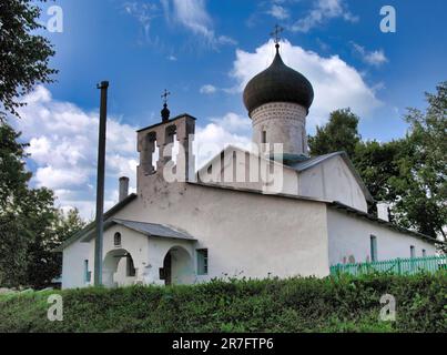 Die Joachim und Anna Kirche ist eine orthodoxe Kirche in der Stadt Pskov, Russland. Die Kirche wurde im 16. Jahrhundert im Pskov-Stil erbaut Stockfoto