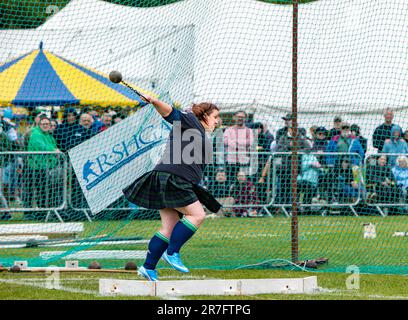 Weibliche Wettkämpferin bei einem schweren Ball- und Kettenspiel, Highland Games, North Berwick, Schottland, Großbritannien Stockfoto