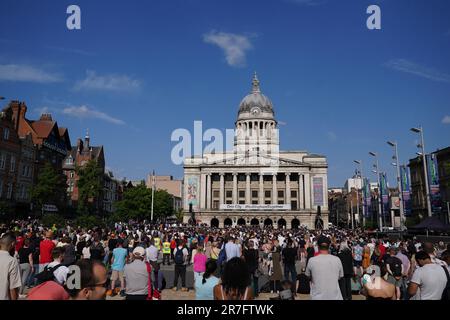 Mitglieder der Öffentlichkeit nehmen an einer Nachtwache am Old Market Square in Nottingham Teil, nachdem die 19-jährigen Schüler Barnaby Webber und Grace O'Malley-Kumar und Schulpfleger Ian Coates, 65, am Dienstagmorgen erstochen wurden, bevor der Angreifer versuchte, drei Menschen in Nottingham zu überfahren. Foto: Donnerstag, 15. Juni 2023. Stockfoto