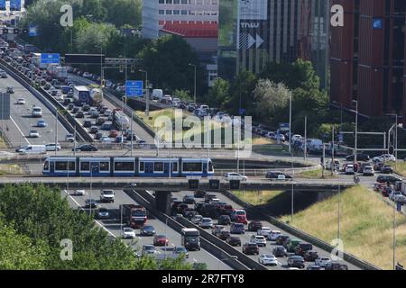 Amsterdam, Niederlande. 15. Juni 2023. Eine allgemeine Ansicht zeigt die Autobahn A10, eine der wichtigsten Zufahrtsstraßen mit hohem Verkehrsaufkommen am 15. Juni 2023 in Amsterdam, Niederlande. Die Vorschriften für die Kraftfahrzeugsteuer sollten umweltfreundlichere, umweltfreundlichere, umweltfreundlichere und weniger umweltbelastende Verkehrsmittel fördern. In einem von der niederländischen Regierung in Auftrag gegebenen Sachverständigenbericht wird empfohlen, die Regeln festzulegen, und die Mitglieder des niederländischen Parlaments werden Gelegenheit haben, diesen im Juni 28. in Den Haag zu erörtern. (Foto: Paulo Amorim/Sipa USA) Guthaben: SIPA USA/Alamy Live News Stockfoto