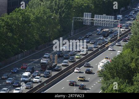 Amsterdam, Niederlande. 15. Juni 2023. Eine allgemeine Ansicht zeigt die Autobahn A10, eine der wichtigsten Zufahrtsstraßen mit hohem Verkehrsaufkommen am 15. Juni 2023 in Amsterdam, Niederlande. Die Vorschriften für die Kraftfahrzeugsteuer sollten umweltfreundlichere, umweltfreundlichere, umweltfreundlichere und weniger umweltbelastende Verkehrsmittel fördern. In einem von der niederländischen Regierung in Auftrag gegebenen Sachverständigenbericht wird empfohlen, die Regeln festzulegen, und die Mitglieder des niederländischen Parlaments werden Gelegenheit haben, diesen im Juni 28. in Den Haag zu erörtern. (Foto: Paulo Amorim/Sipa USA) Guthaben: SIPA USA/Alamy Live News Stockfoto