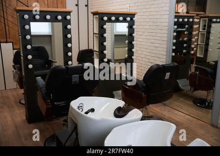 Moderner Friseurraum mit minimalistischer Einrichtung Stockfoto