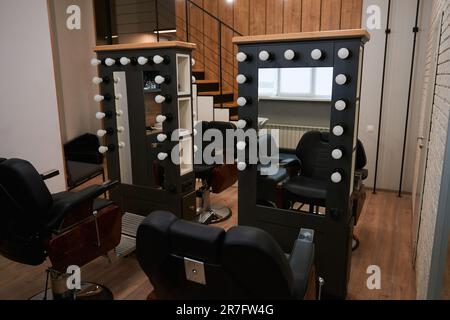 Umweltfreundlicher Friseurarbeitsplatz in einem Friseursalon mit modernem minimalistischem Design Stockfoto