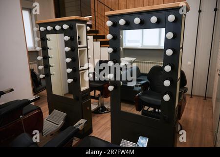 Eleganter Friseurarbeitsplatz in einem Friseursalon mit modernem, minimalistischem Design Stockfoto