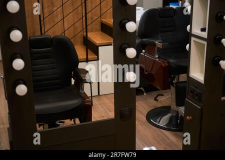 Moderner Friseurarbeitsplatz im Friseursalon mit modernem minimalistischem Design Stockfoto