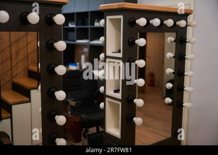Komfortabler Friseurarbeitsplatz in einem Friseursalon mit modernem minimalistischem Design Stockfoto