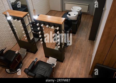 Barbershop-Zimmer mit moderner, minimalistischer Einrichtung Stockfoto