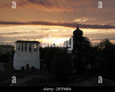 Die Himmelfahrtskirche am Fährmann ist eine der ältesten und schönsten Kirchen in Pskov Stockfoto