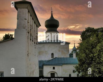 Die Himmelfahrtskirche am Fährmann ist eine der ältesten und schönsten Kirchen in Pskov Stockfoto