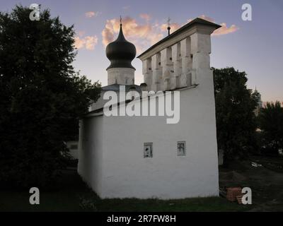 Die Himmelfahrtskirche am Fährmann ist eine der ältesten und schönsten Kirchen in Pskov Stockfoto