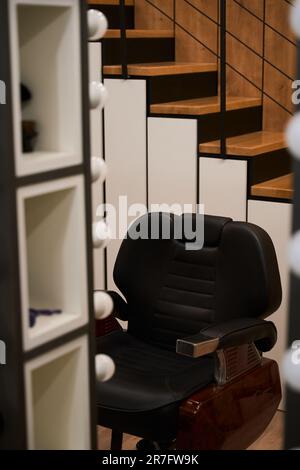 Friseurarbeitsplatz in einem modernen Friseursalon, Kopierraum Stockfoto