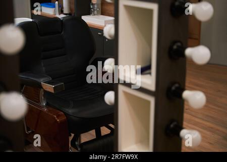 Ledersessel in einem Friseursalon mit minimalistischer Innenausstattung Stockfoto