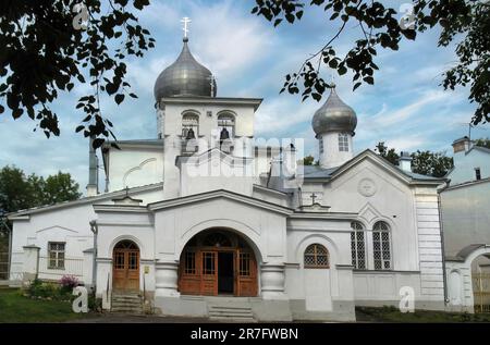 Die Varlaam Chutynsky Kirche ist eine orthodoxe Kirche in der Stadt Pskov, Russland. Die Kirche ist dem Gründer des Klosters Khutyn gewidmet (2) Stockfoto