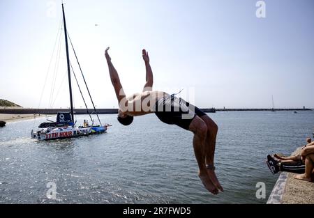 SCHEVENINGEN - Segelschiffe der IMOCA-Klasse verlassen den Hafen für die letzte Etappe nach Genua, Italien, für das Ende des Ocean Race. ANP ROBIN VAN LONKHUIJSEN Stockfoto