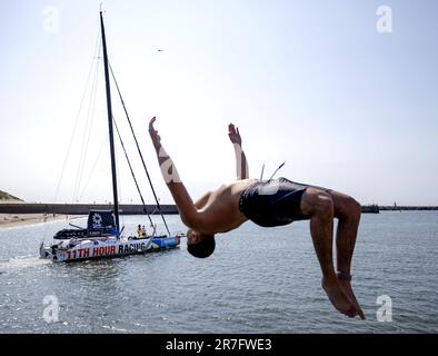 SCHEVENINGEN - Segelschiffe der IMOCA-Klasse verlassen den Hafen für die letzte Etappe nach Genua, Italien, für das Ende des Ocean Race. ANP ROBIN VAN LONKHUIJSEN Stockfoto