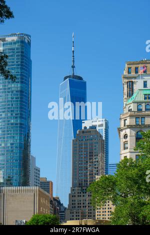 New York City, USA - 17. Mai 2023: Blick auf das 50 West Building, links, und das One World Trade Center, im Zentrum, im Finanzdistrikt o Stockfoto