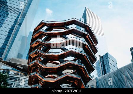 New York City, USA - 19. Mai 2023: Die futuristische Schiffsstruktur, umgeben von einigen Wolkenkratzern, in Hudson Yards, in New York City, USA, o Stockfoto