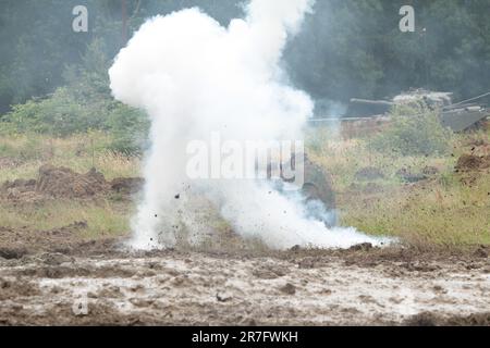 Der Showfotograf kommt dem Geschehen bei einer Live-Nachstellung der Schlachtszene bei der World's größten jährlichen Veranstaltung zur Militärgeschichte auf der war and Peace Show in Hop Farm, Paddock Wood, Kent in Großbritannien 18. Juli 2012 Fans aus aller Welt in historischen Kostümen und Accessoires nehmen an fünf Tagen an Scheinschlachten und Szenen aus dem Ersten und Zweiten Weltkrieg Teil. Stockfoto